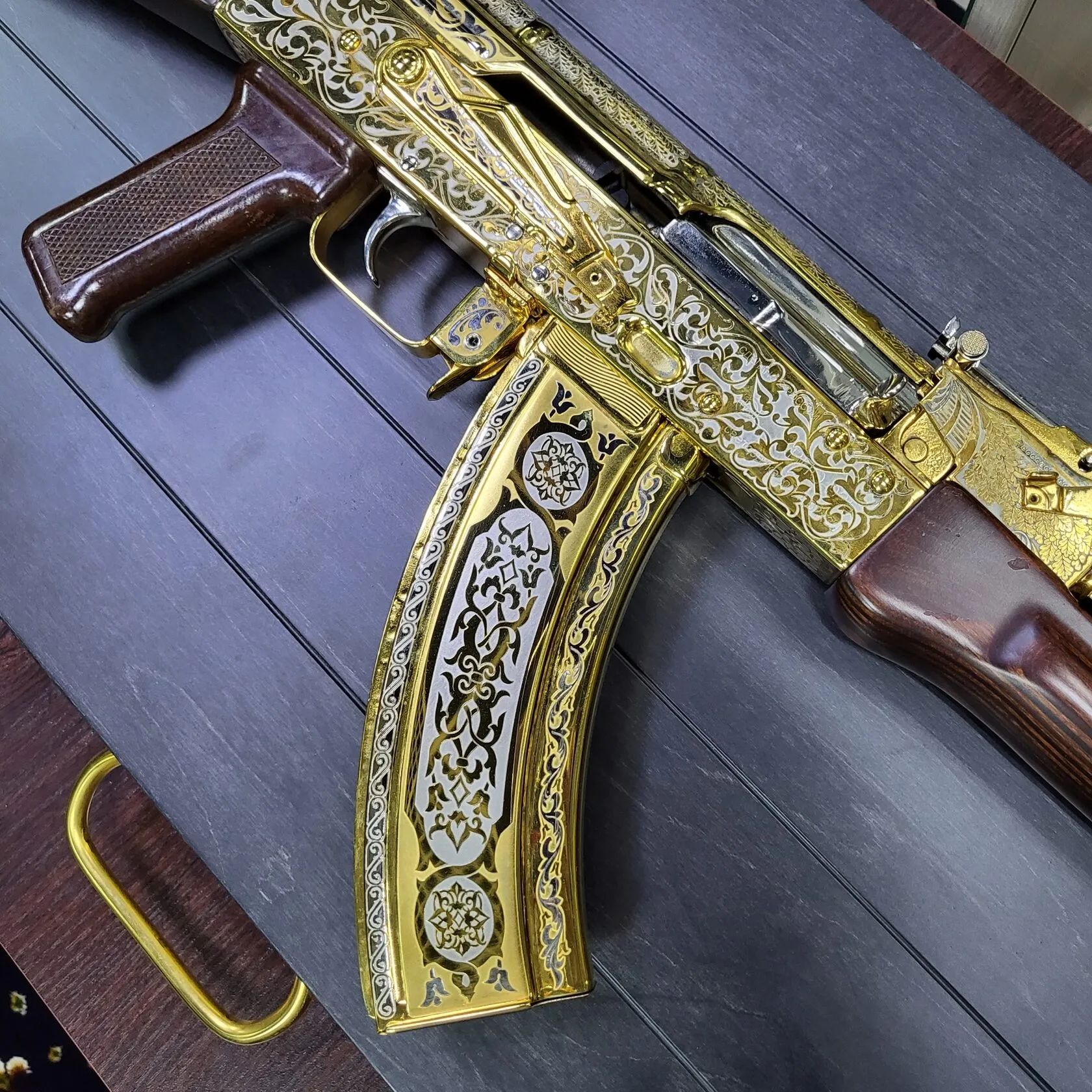 АК украшенный